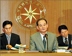 There has been no change in the behaviors of the errand men for political violence up to today of NIS Director Ko Young-Koo.
